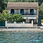 アパート Alamanos House