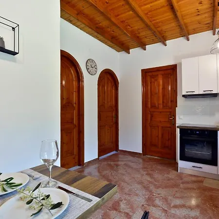 Апартаменты Alamanos House